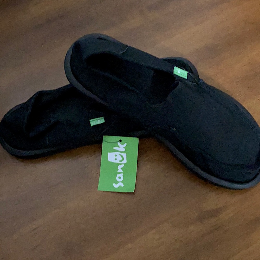 New sanuk sidewalk shoes. Black.